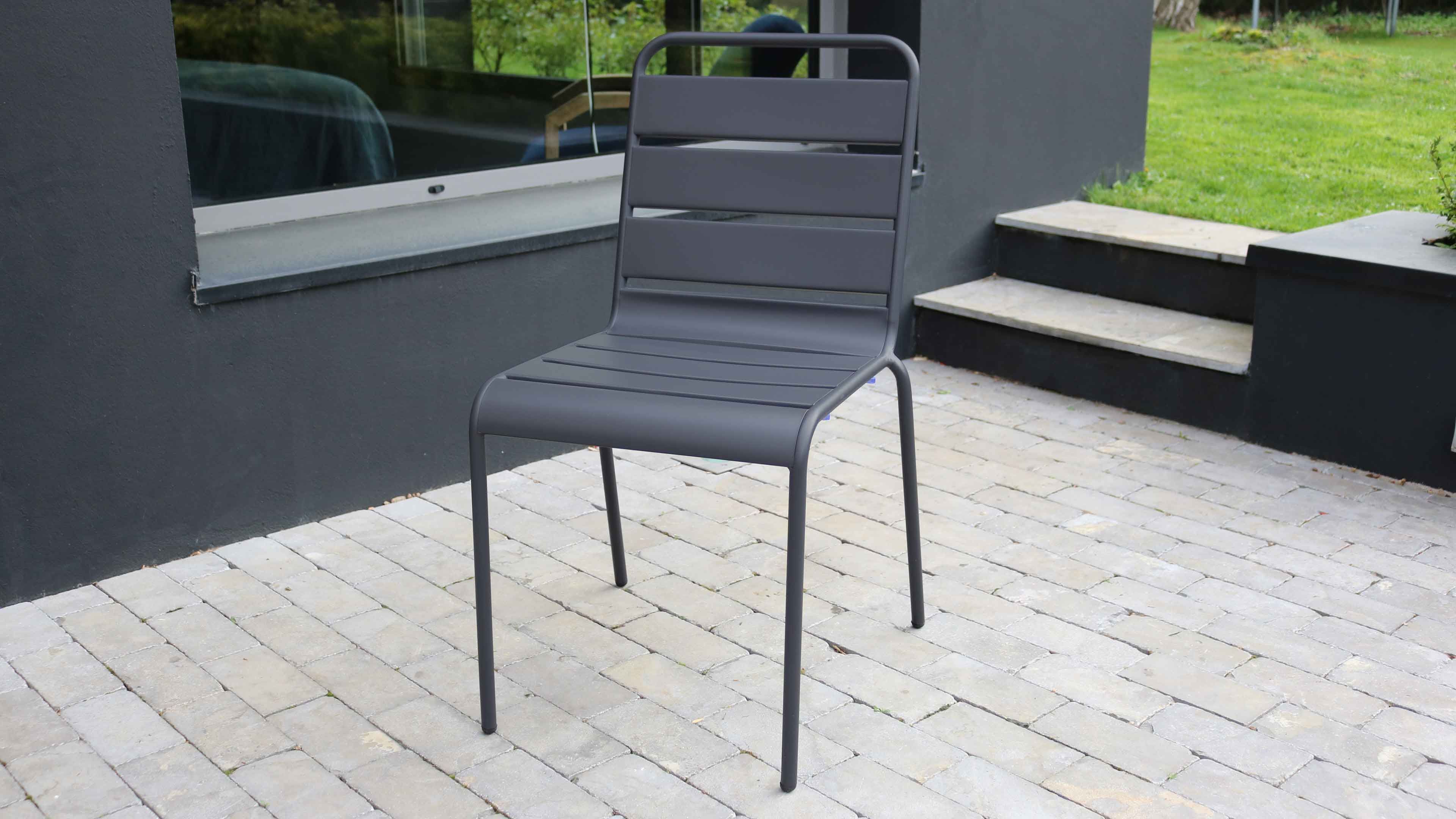 Chaise de jardin en métal gris design