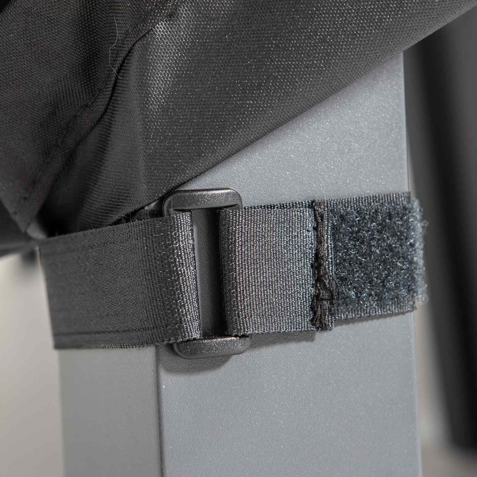 Housse de protection chaise de jardin noire | COV'UP