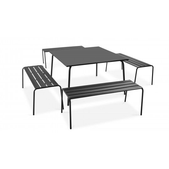 Table carrée intérieure et 4 bancs
