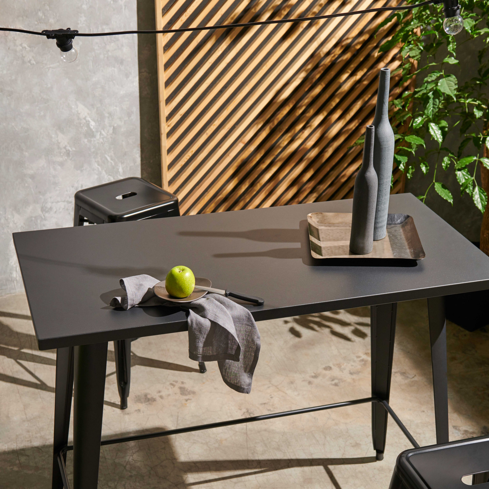 Table haute noire en métal et 4 tabourets