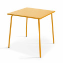 Table bistro carrée en métal jaune