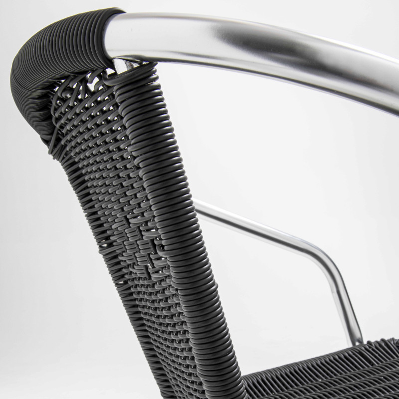 Chaise en alu et résine noire pour brasserie