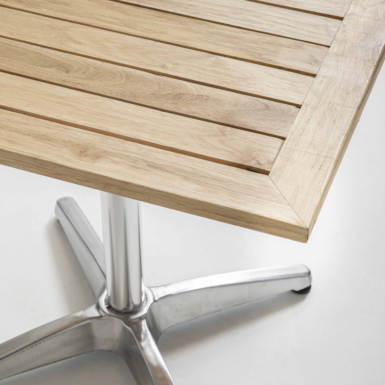 Focus table carrée café restaurant en bois et aluminium Focus table carrée café restaurant en bois et aluminium