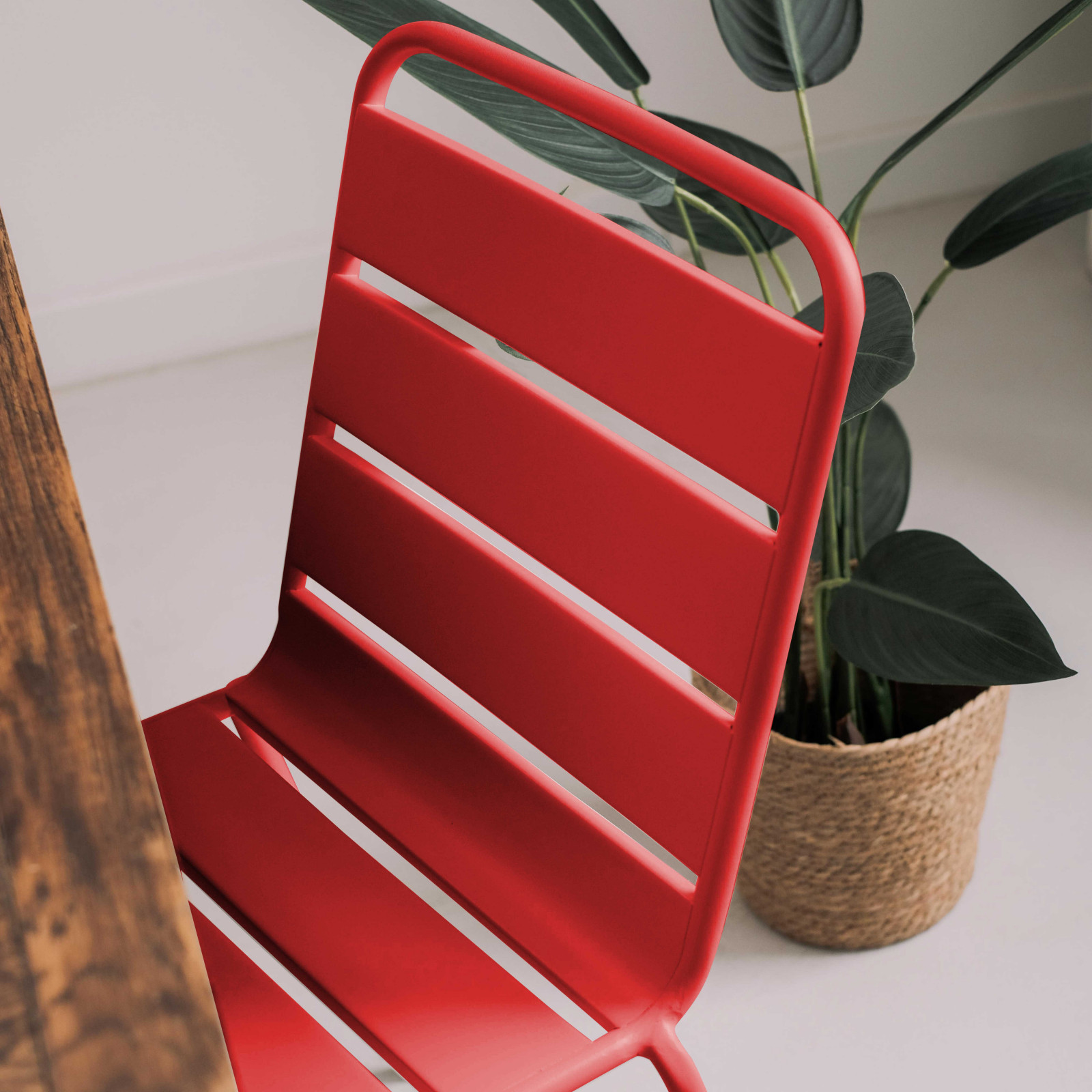 Focus chaise en métal ROUGE