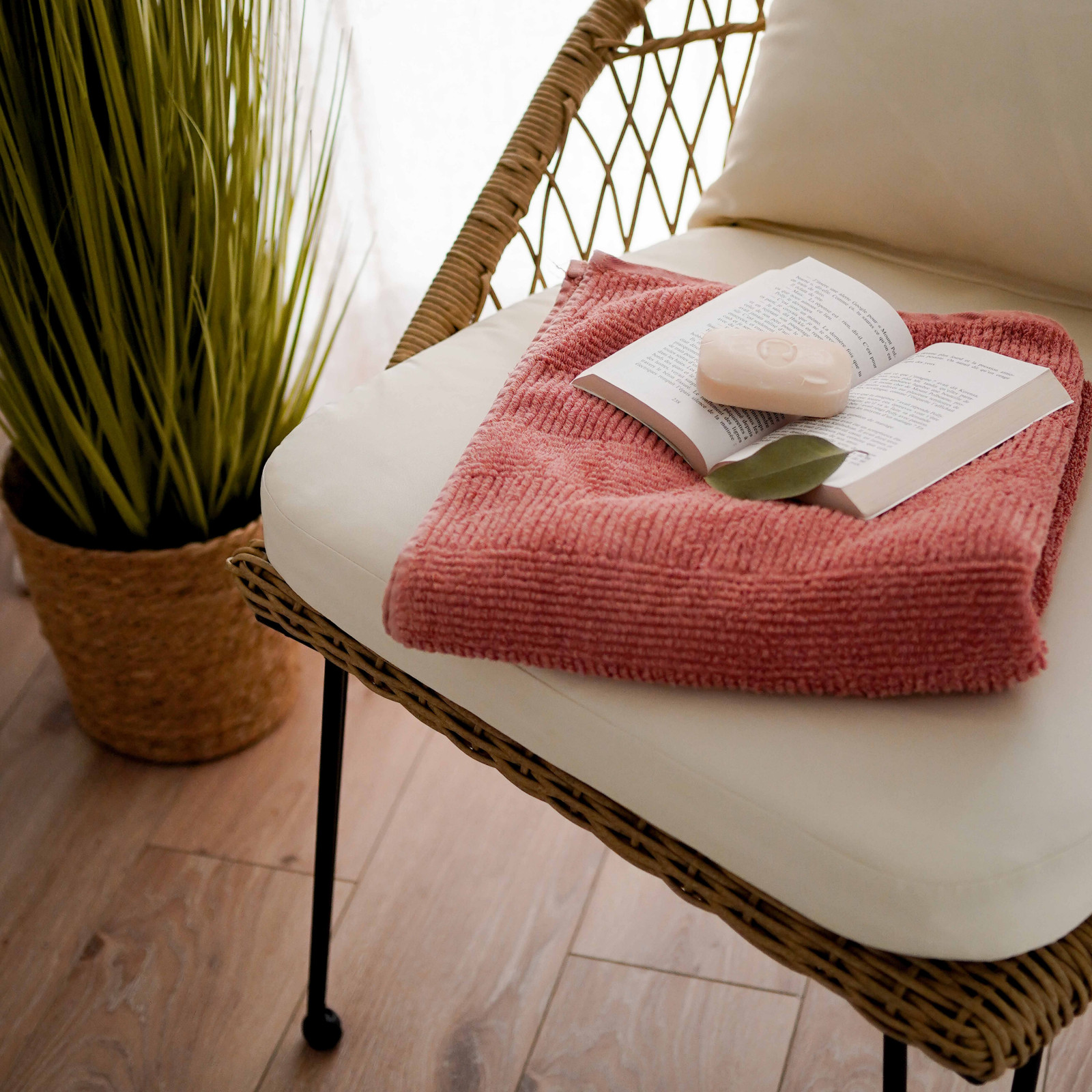 Focus plante artificielle herbe folle juncus