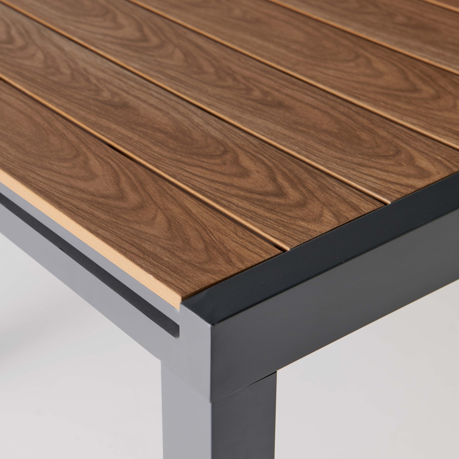 Focus plateau bois table extensible Nîmes