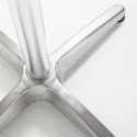 Focus pied aluminium mange debout terrasse réception