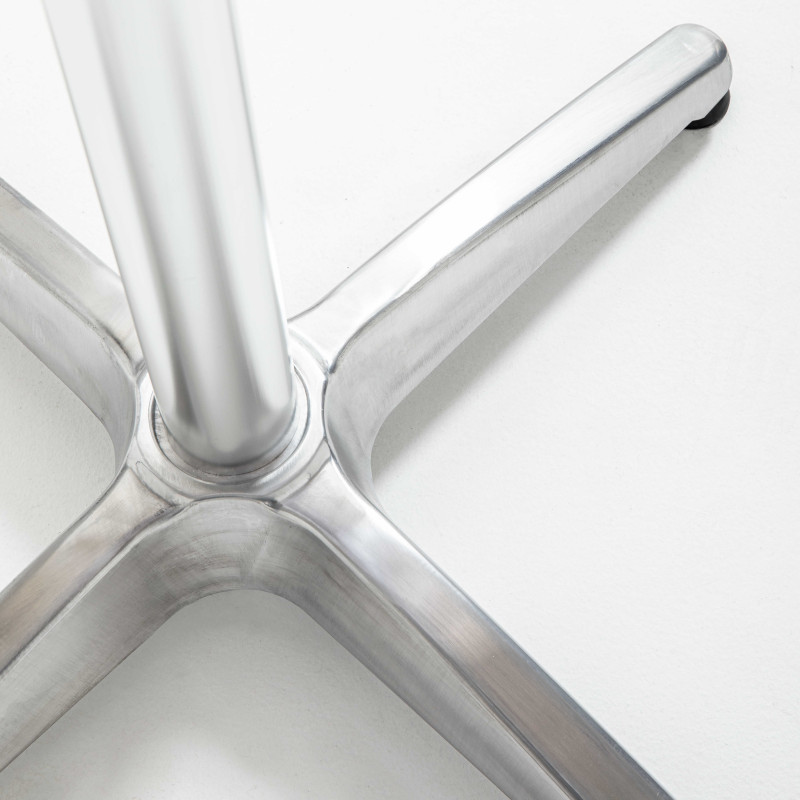 Focus pied aluminium mange debout terrasse réception