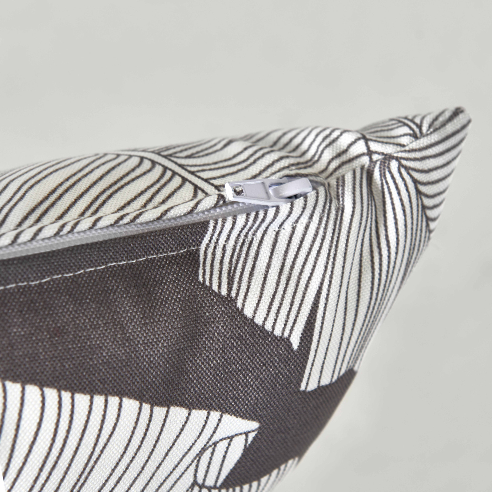 Focus coussin motif FLORAL GRIS ET BLANC