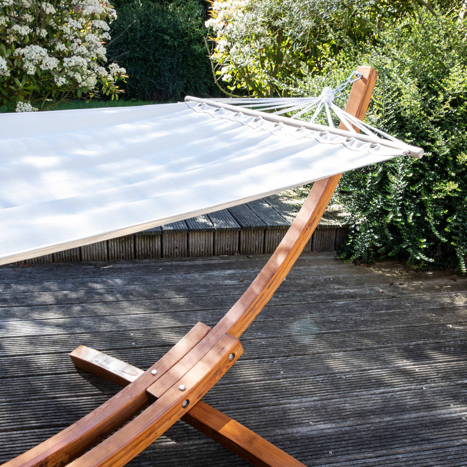 Hamac sur pied en bois