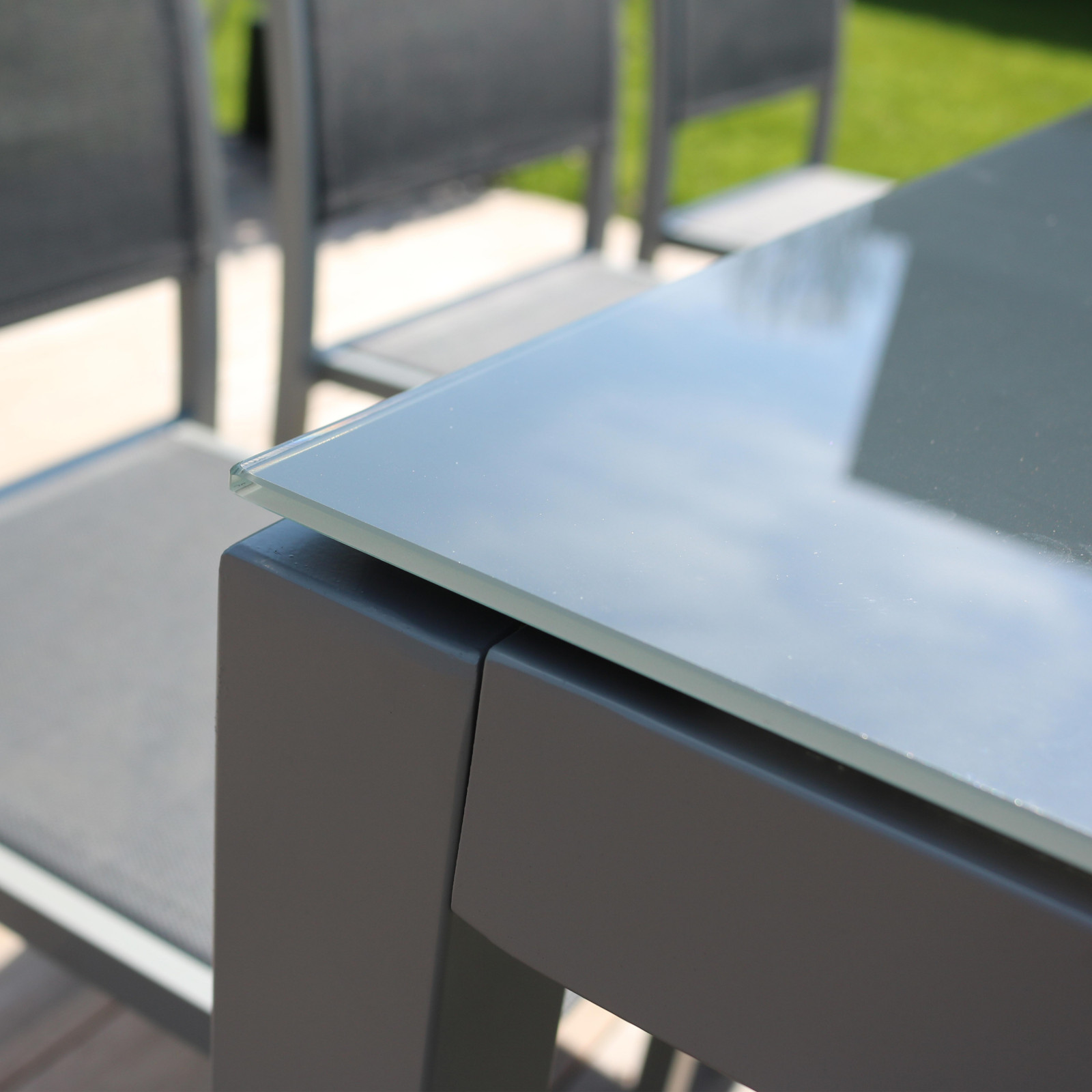 Table de jardin rectangulaire 180 x 90 cm, plateau en verre et 8 chaises