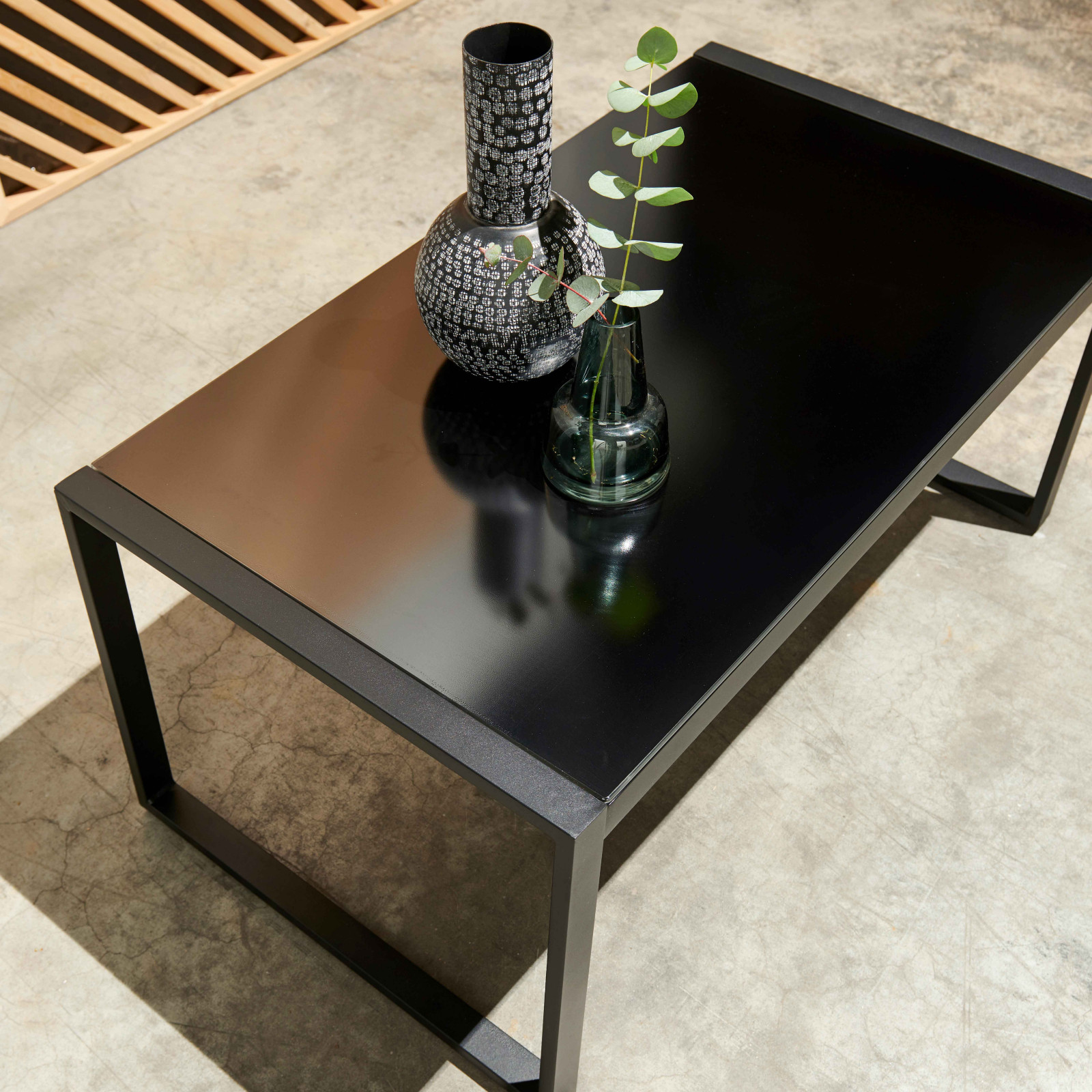 Salon de jardin 5 places composé d'un canapé, 2 fauteuils avec accoudoirs et une table basse