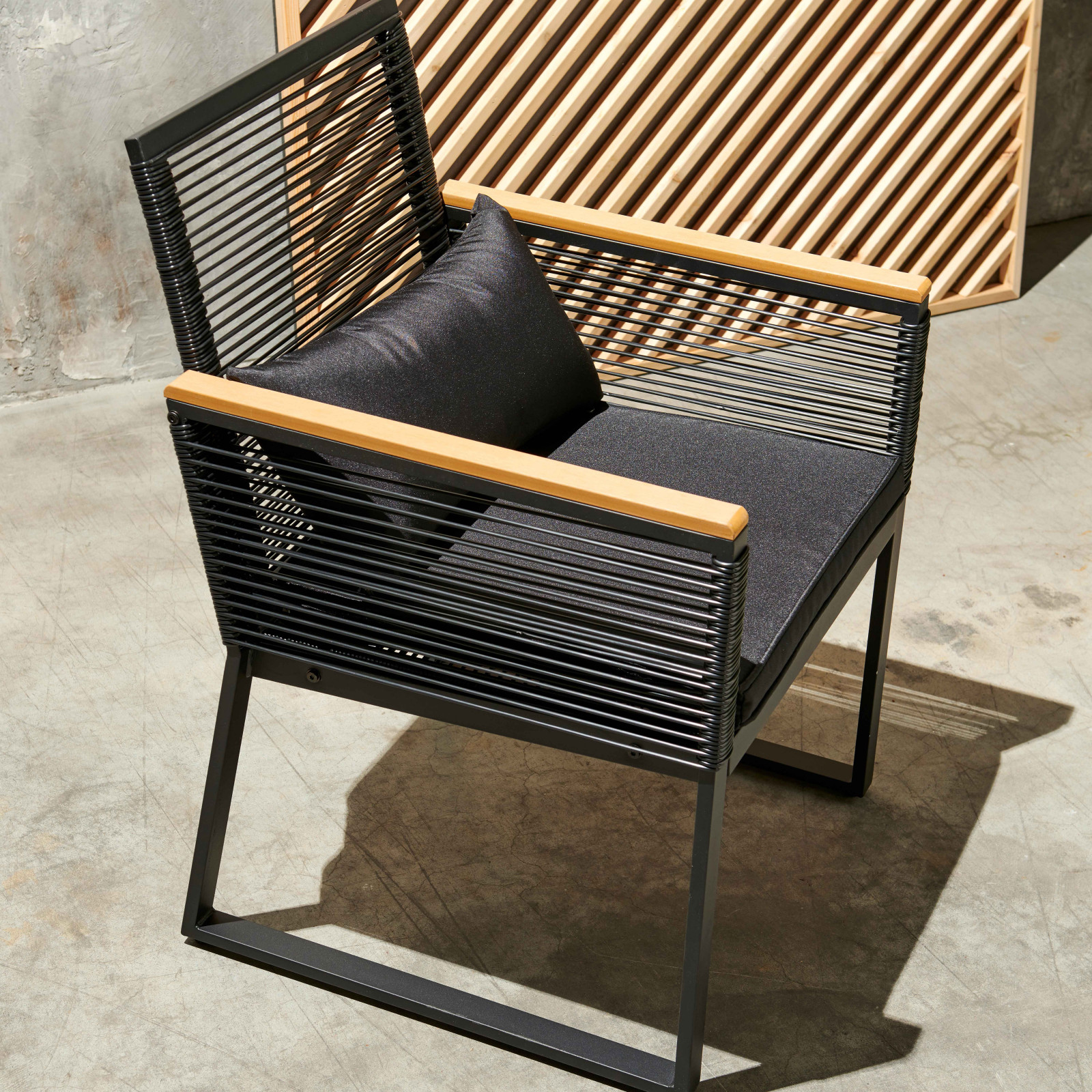 Salon de jardin 5 places composé d'un canapé, 2 fauteuils avec accoudoirs et une table basse