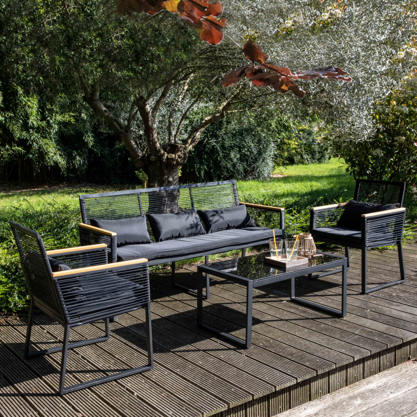 Salon de jardin 5 places composé d'un canapé, 2 fauteuils avec accoudoirs et une table basse