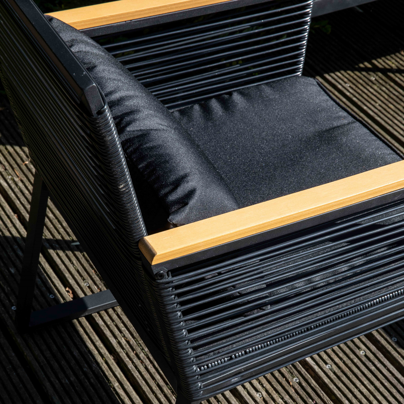 Salon de jardin 5 places composé d'un canapé, 2 fauteuils avec accoudoirs et une table basse