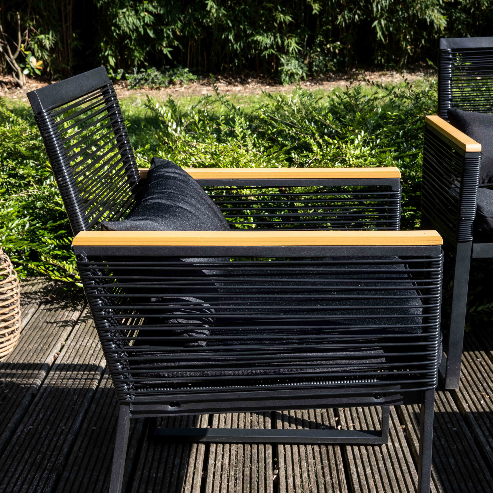 Salon de jardin 5 places composé d'un canapé, 2 fauteuils avec accoudoirs et une table basse