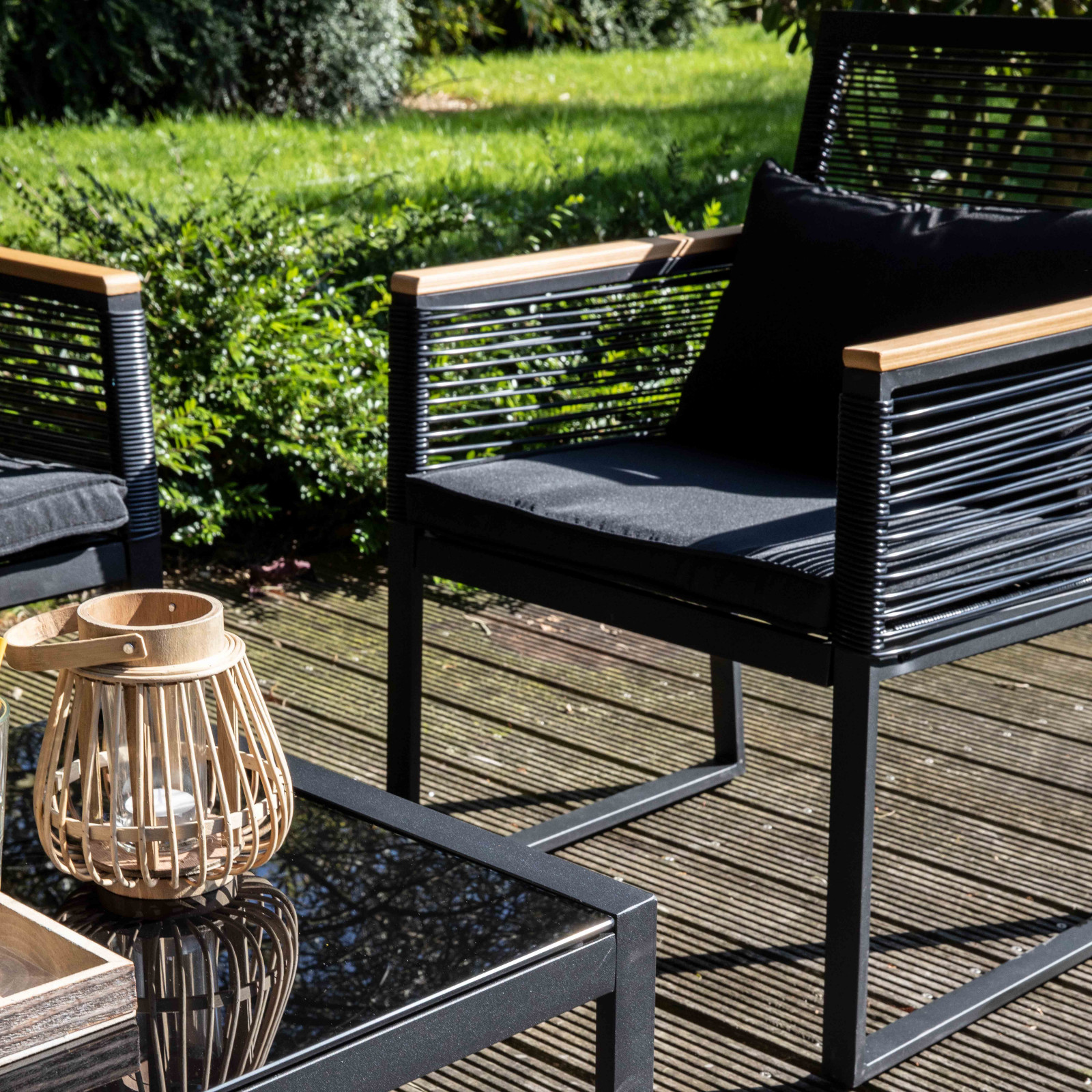 Salon de jardin 5 places composé d'un canapé, 2 fauteuils avec accoudoirs et une table basse