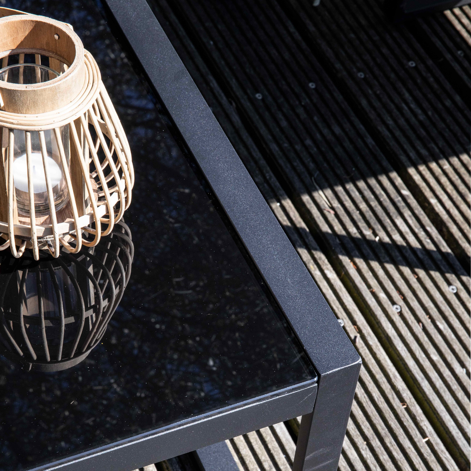 Salon de jardin 5 places composé d'un canapé, 2 fauteuils avec accoudoirs et une table basse