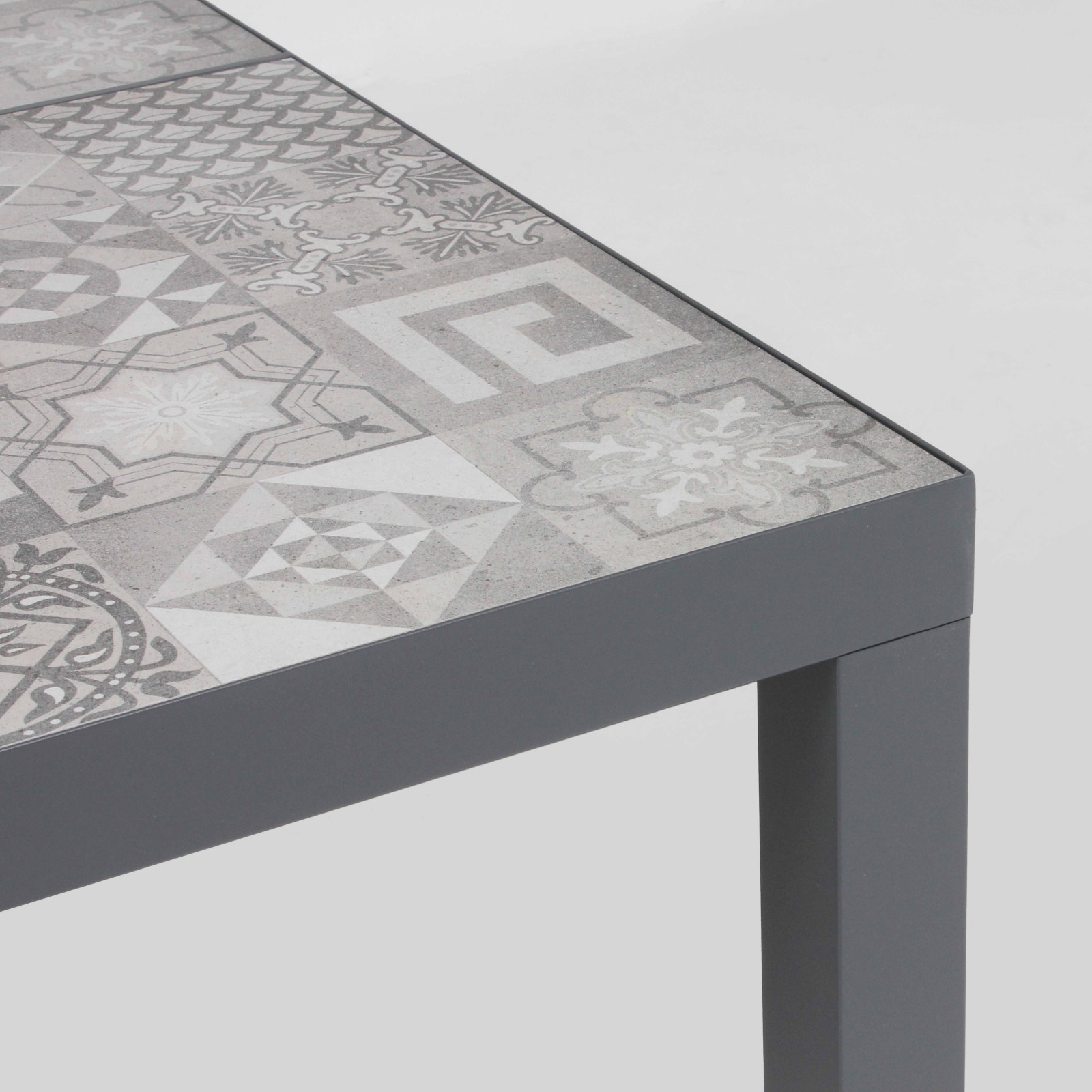 Salon de jardin 10 places table en céramique motif Karo