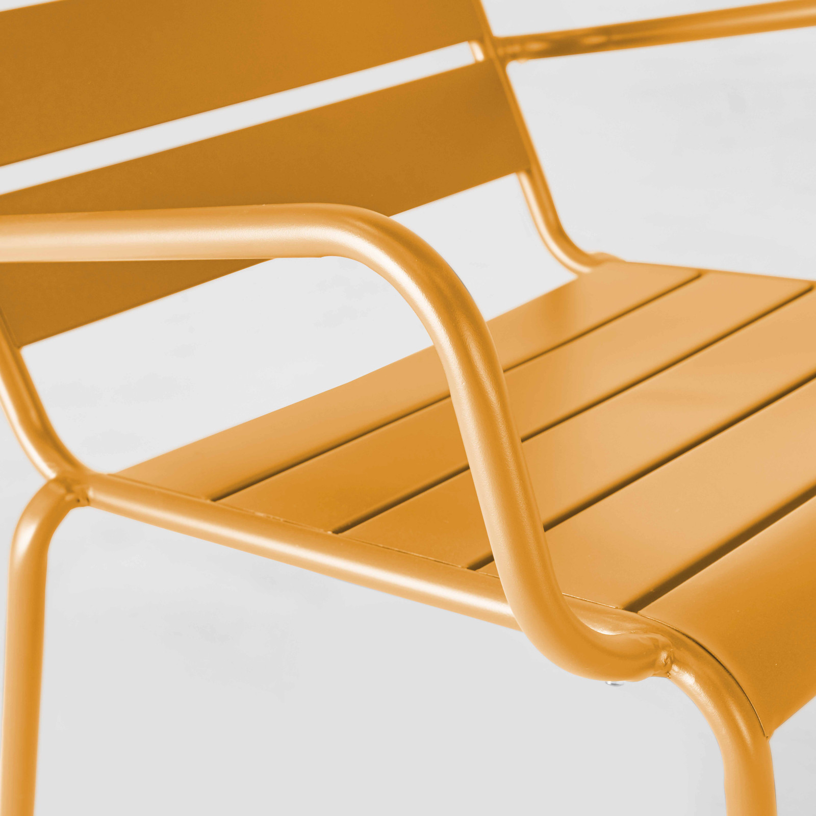 Fauteuil bas en métal