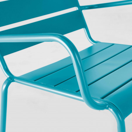 Fauteuil bas et repose-pieds en métal