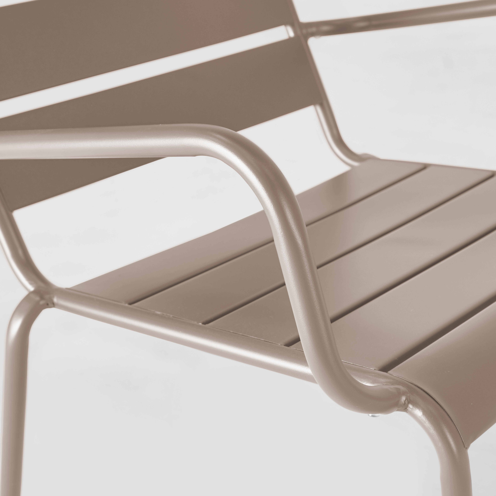 Fauteuil bas et repose-pieds en métal