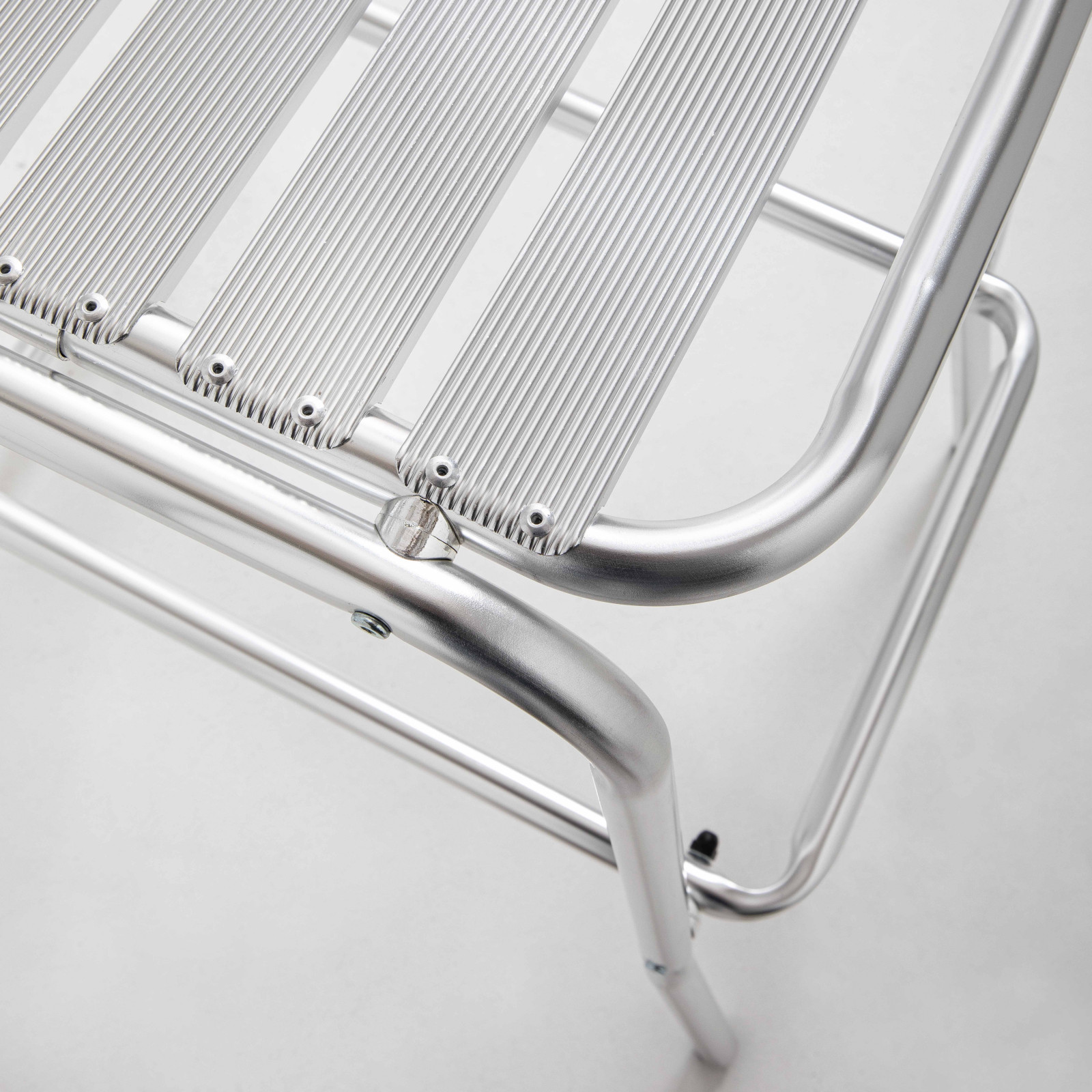Tabouret haut en aluminium anodisé Tabouret haut en aluminium anodisé