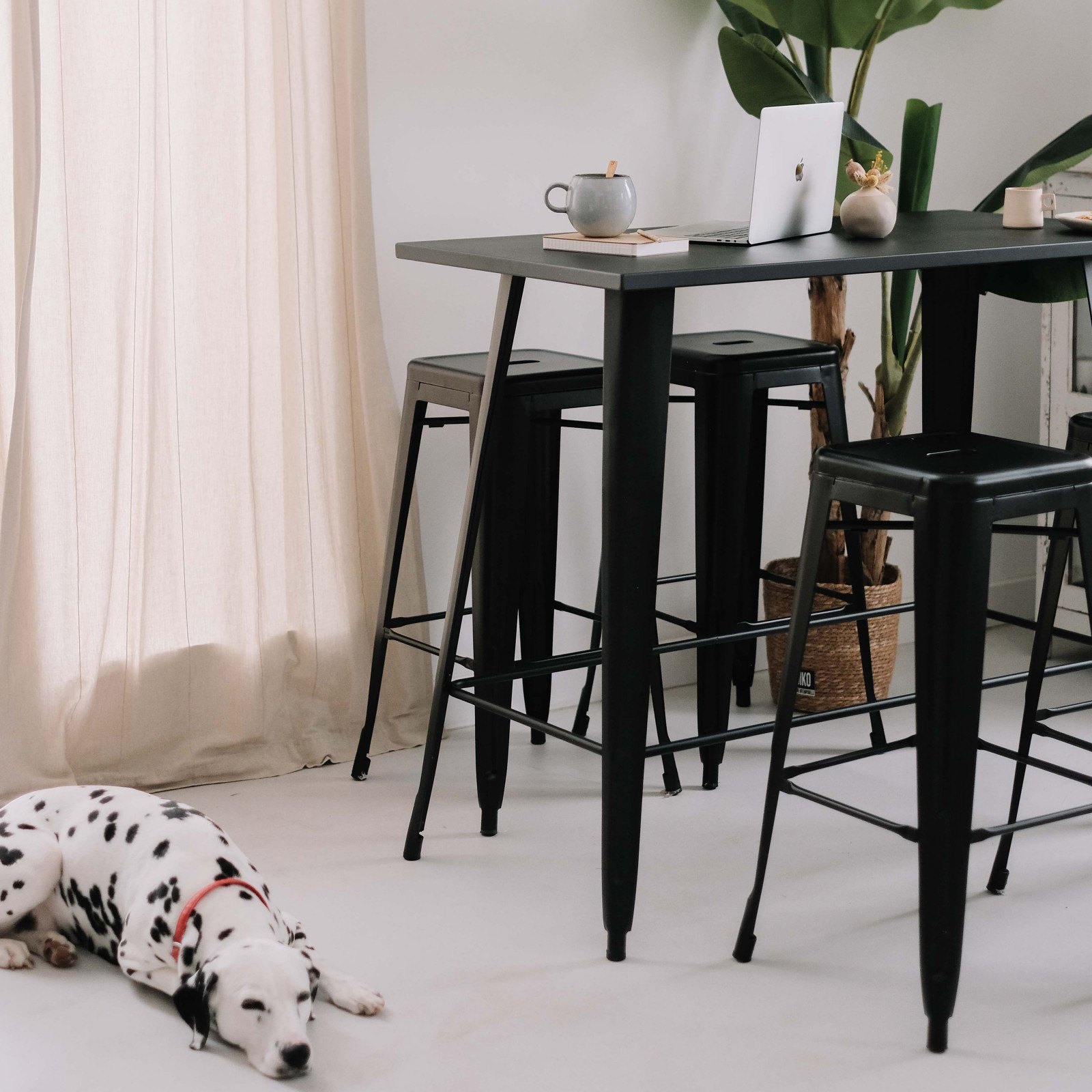 Table haute en métal style industriel avec pieds inclinés