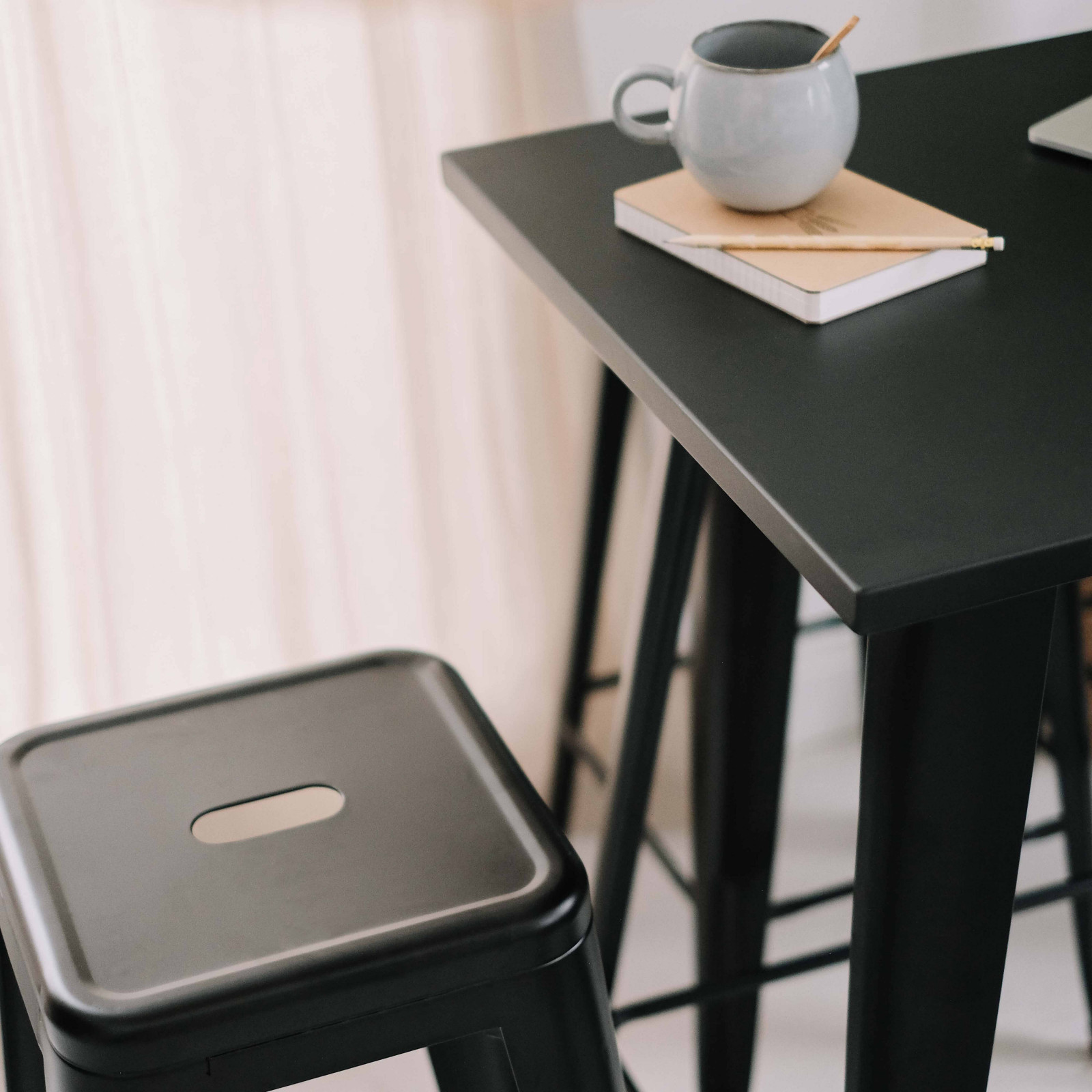 Table haute en métal style industriel avec pieds inclinés