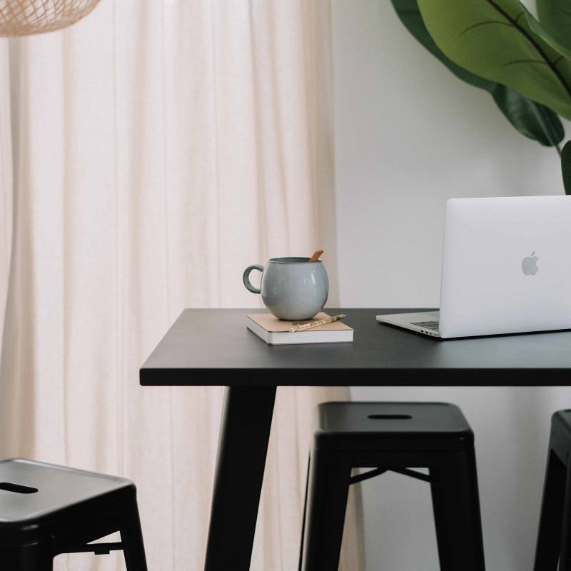 Table haute en métal style industriel avec pieds inclinés