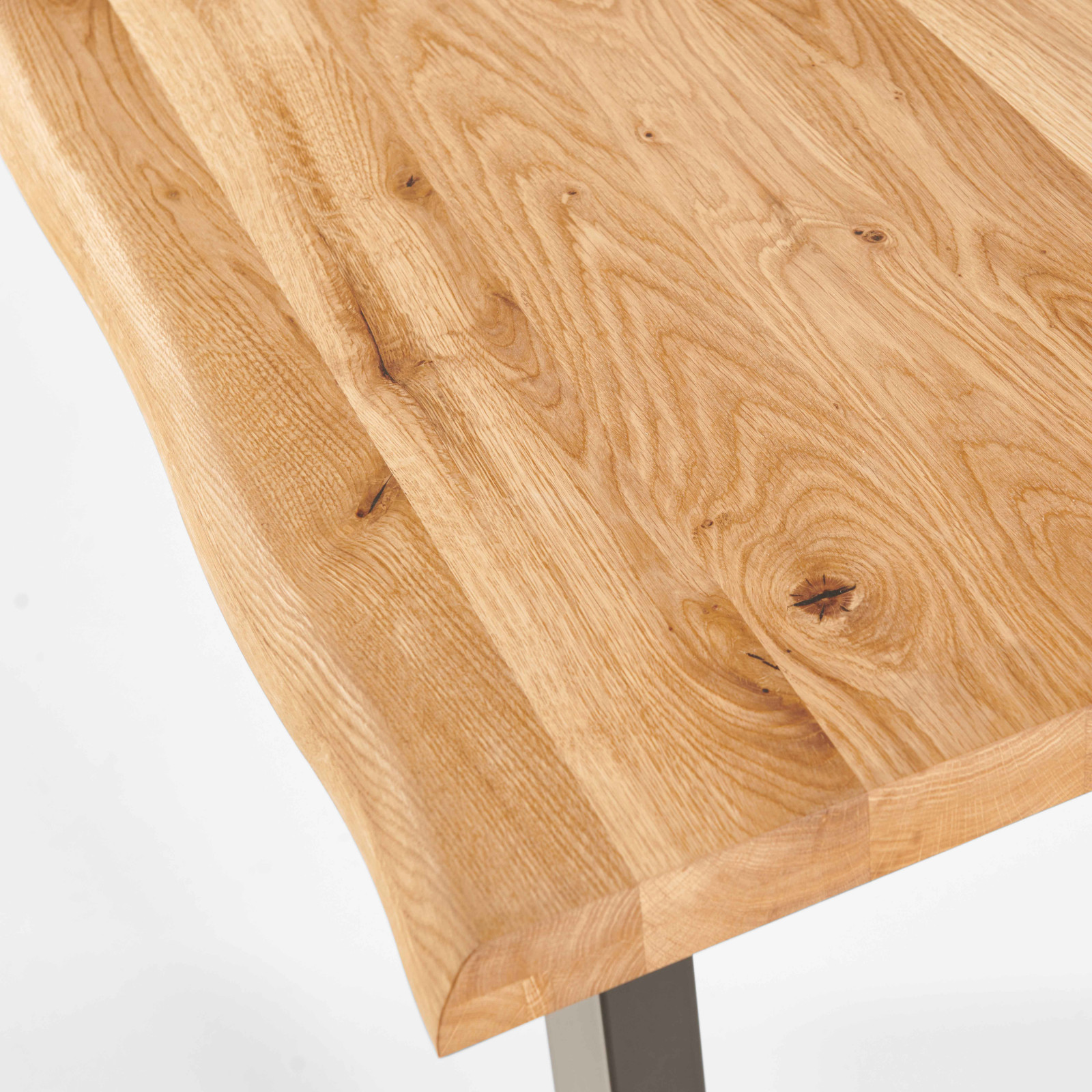 Table rectangulaire en chêne avec bords irréguliers et pieds en forme de U