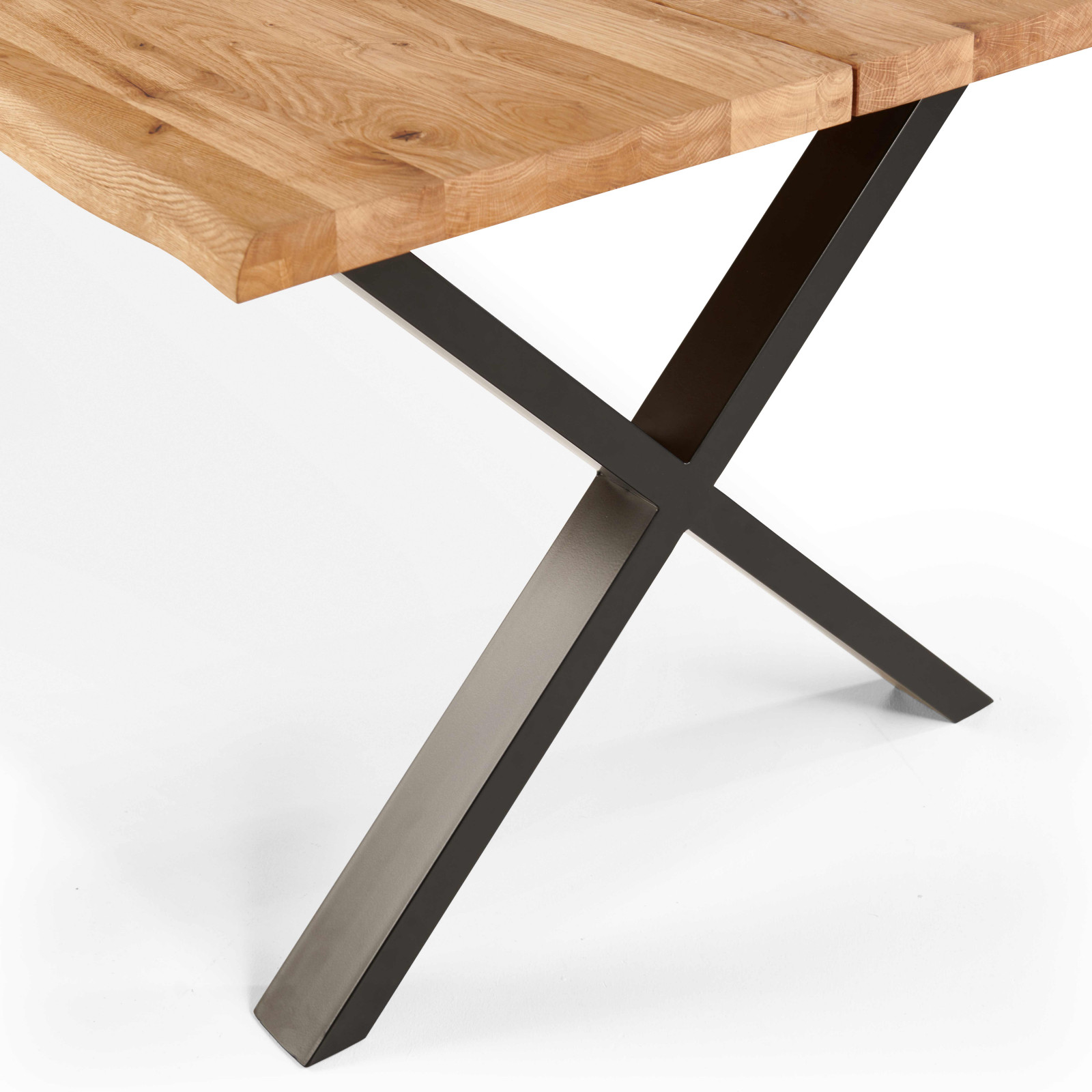 Table rectangulaire en chêne avec bords irréguliers et pieds en forme de croix