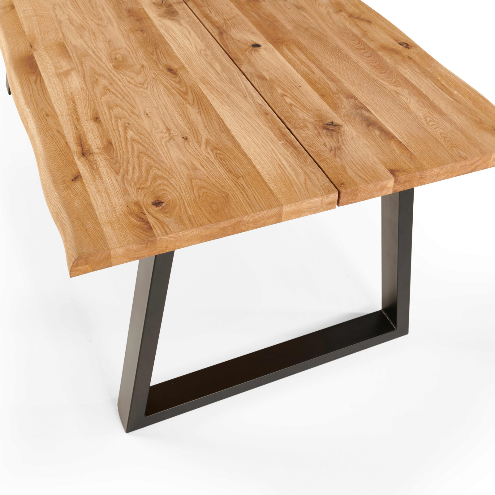 Table rectangulaire en chêne avec bords irréguliers et pieds en forme de trapèze