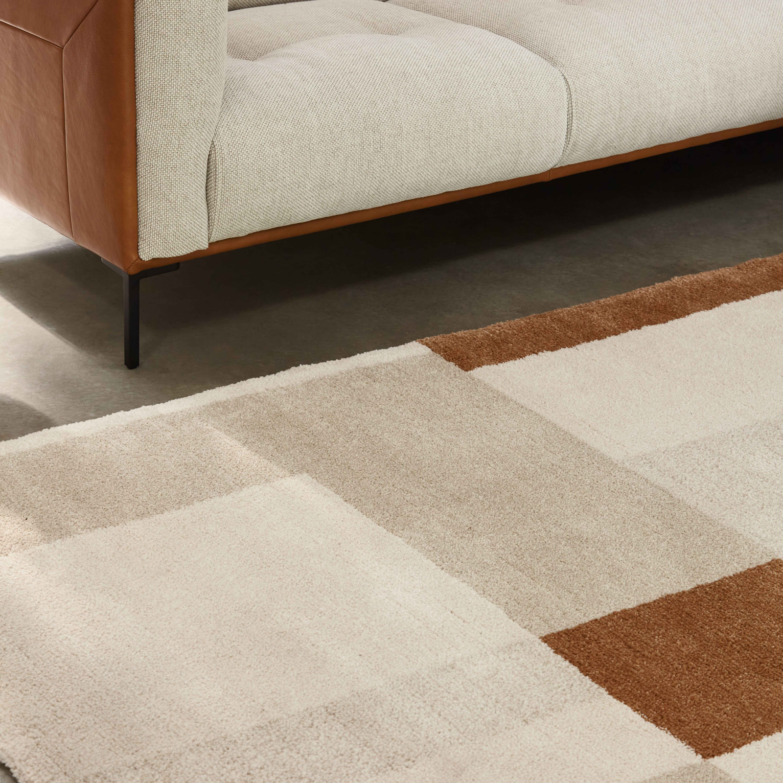 Tapis rectangulaire motif graphique à poils courts