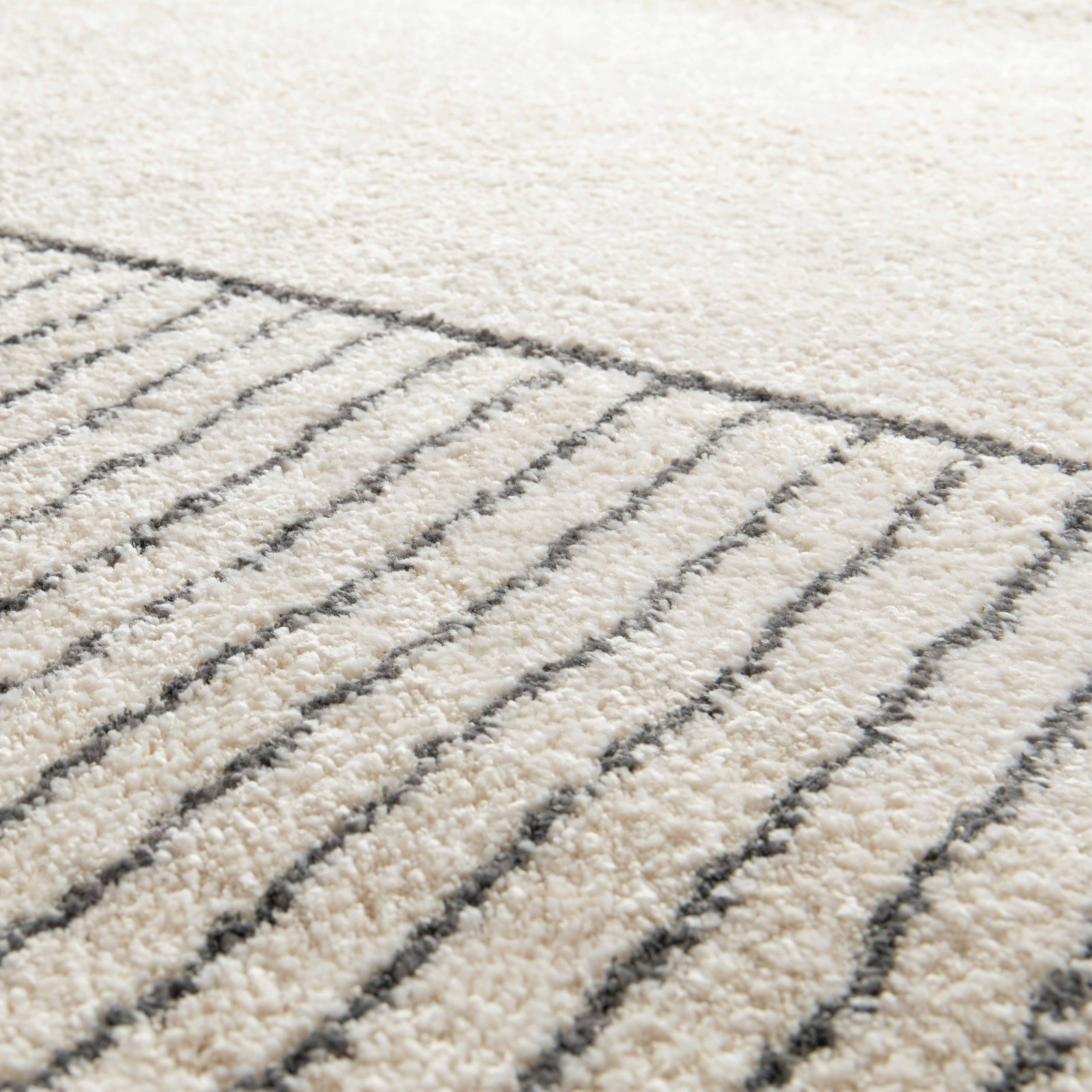 Tapis rectangulaire motif linéaire à poils courts
