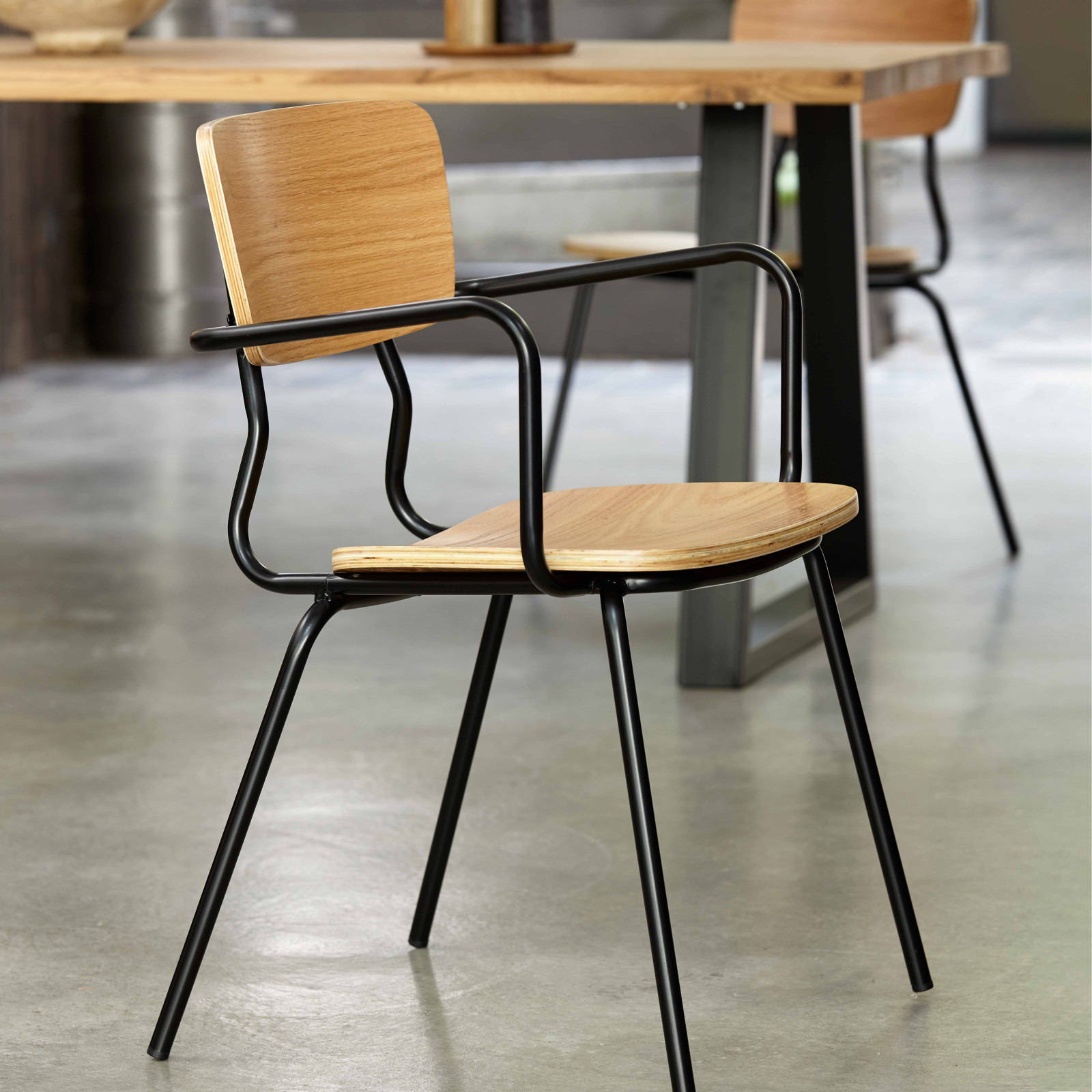 Lot de 2 chaises avec accoudoirs en bois Lot de 2 chaises avec accoudoirs en bois