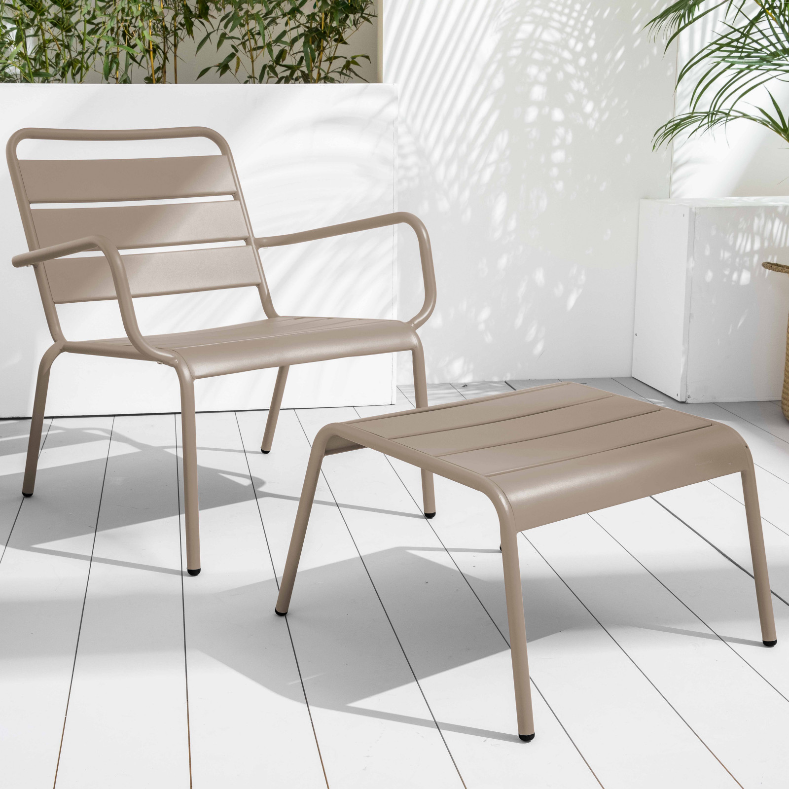 Lot de 2 fauteuils bas et repose-pieds en métal 2 couleurs