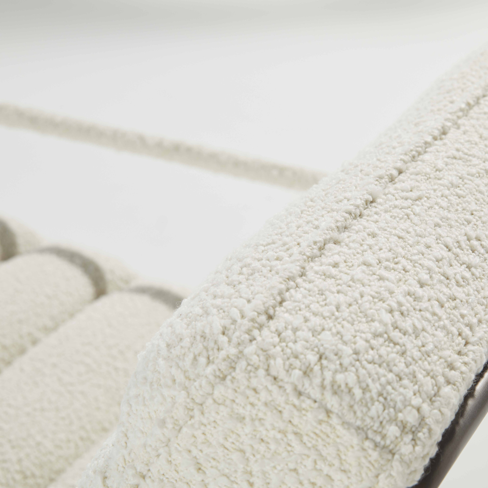 Fauteuil capitonnée en tissu bouclette