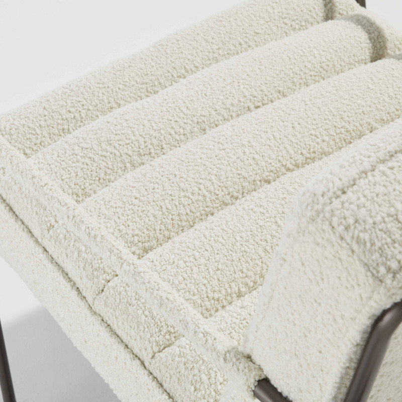 Fauteuil capitonnée en tissu bouclette (5/7)