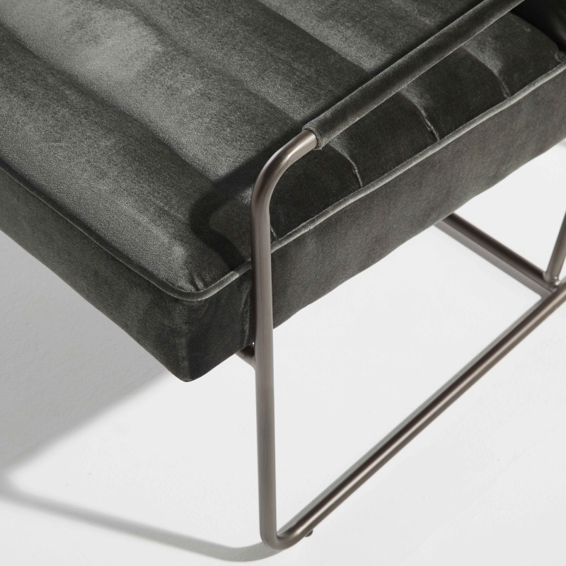 Fauteuil capitonné en velours