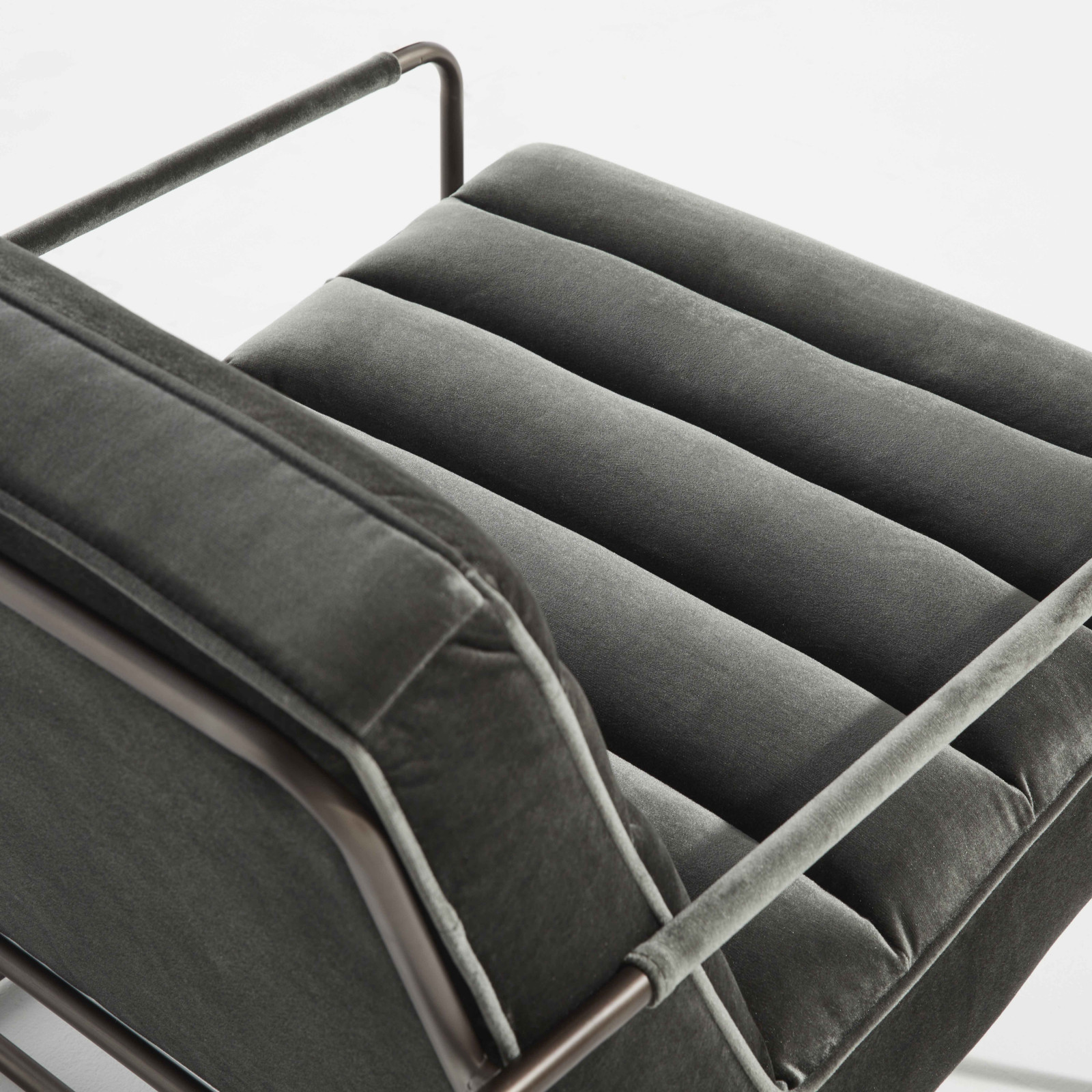 Fauteuil capitonné en velours