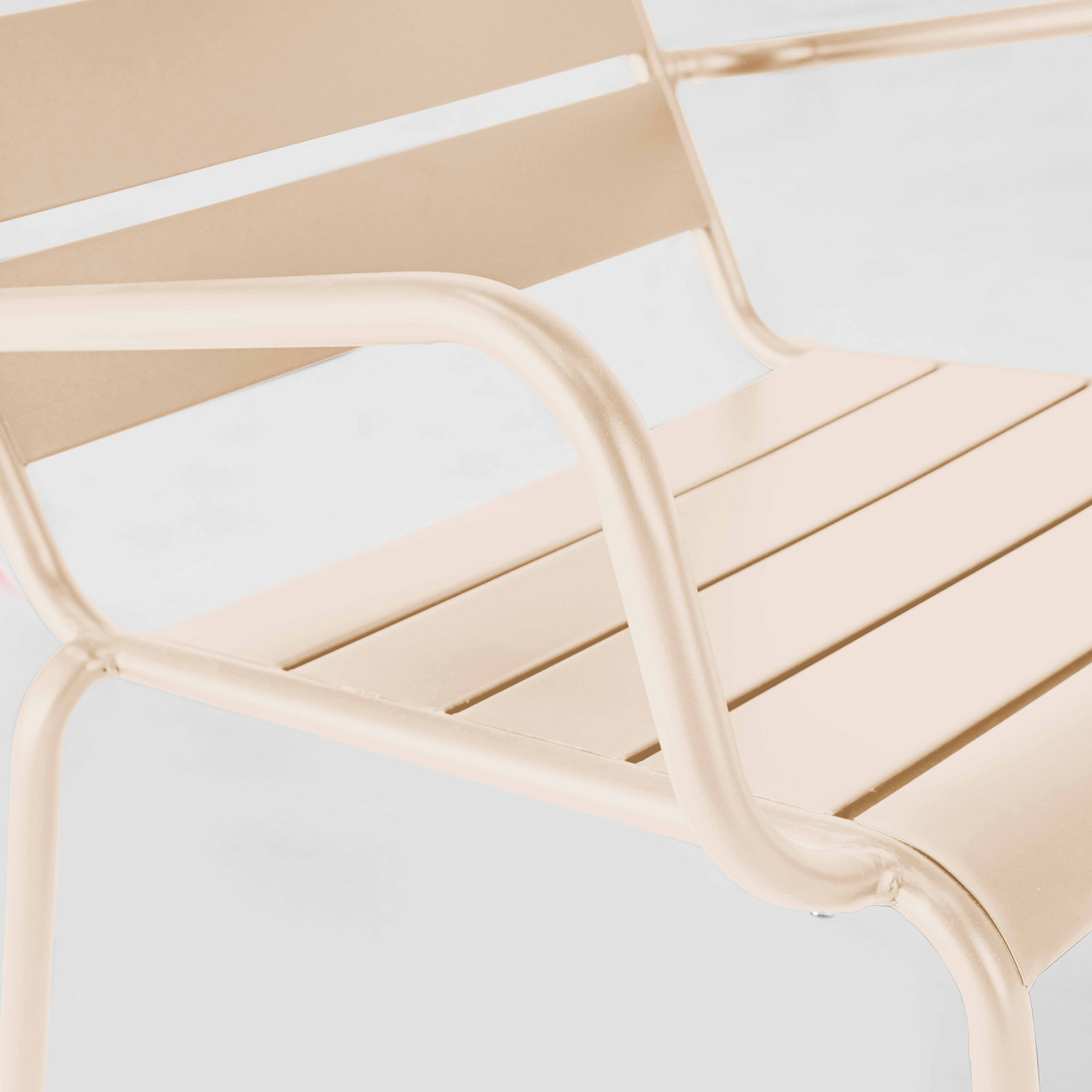 Fauteuil bas et repose-pieds en métal