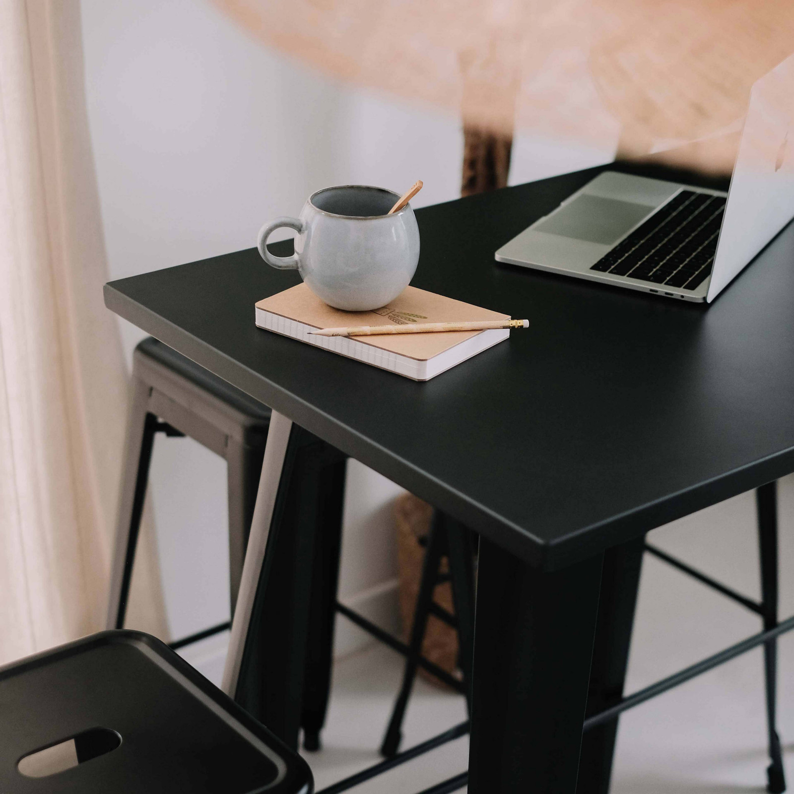 Table haute en métal style industriel avec pieds inclinés