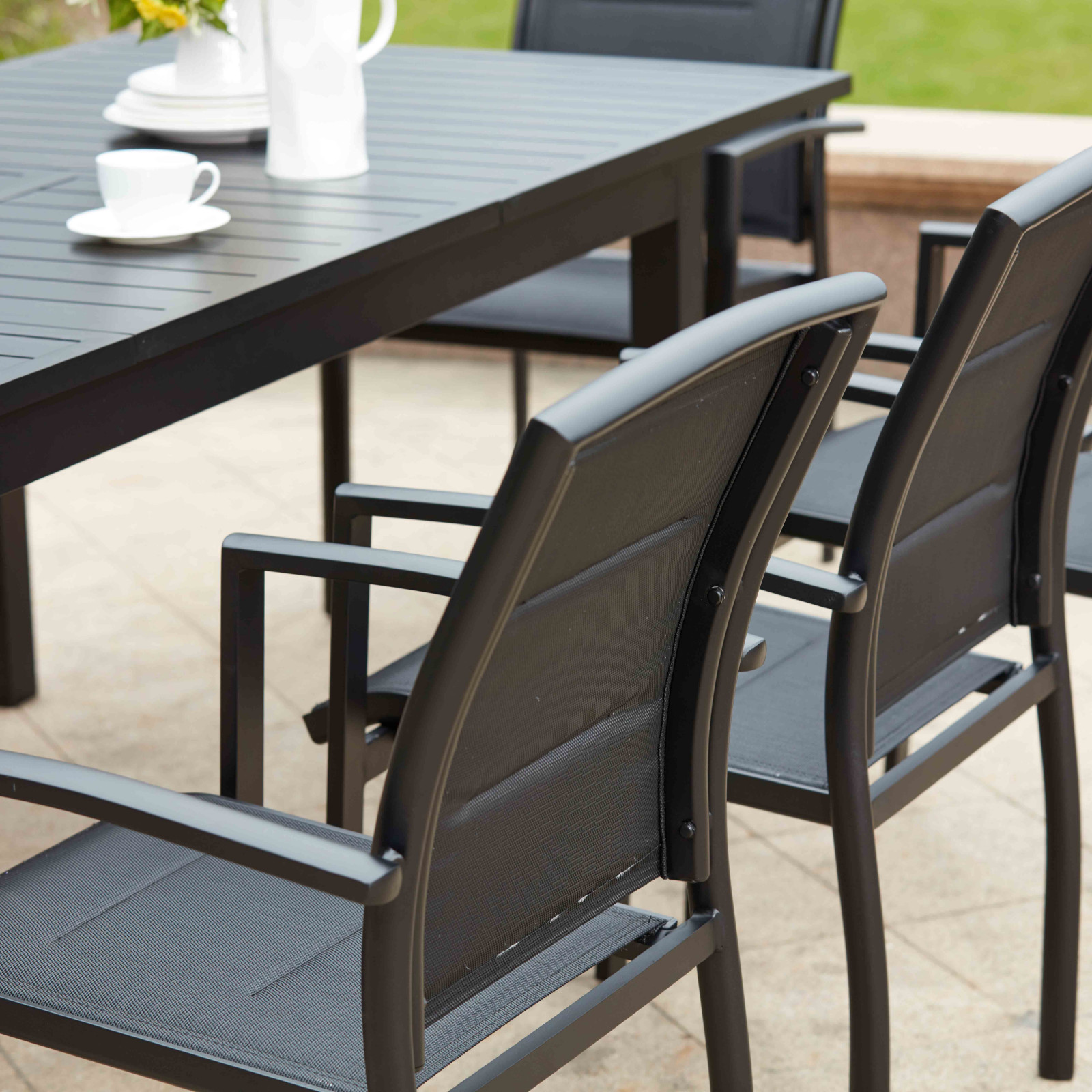 2 chaises de jardin avec accoudoirs noires en aluminium et textilène