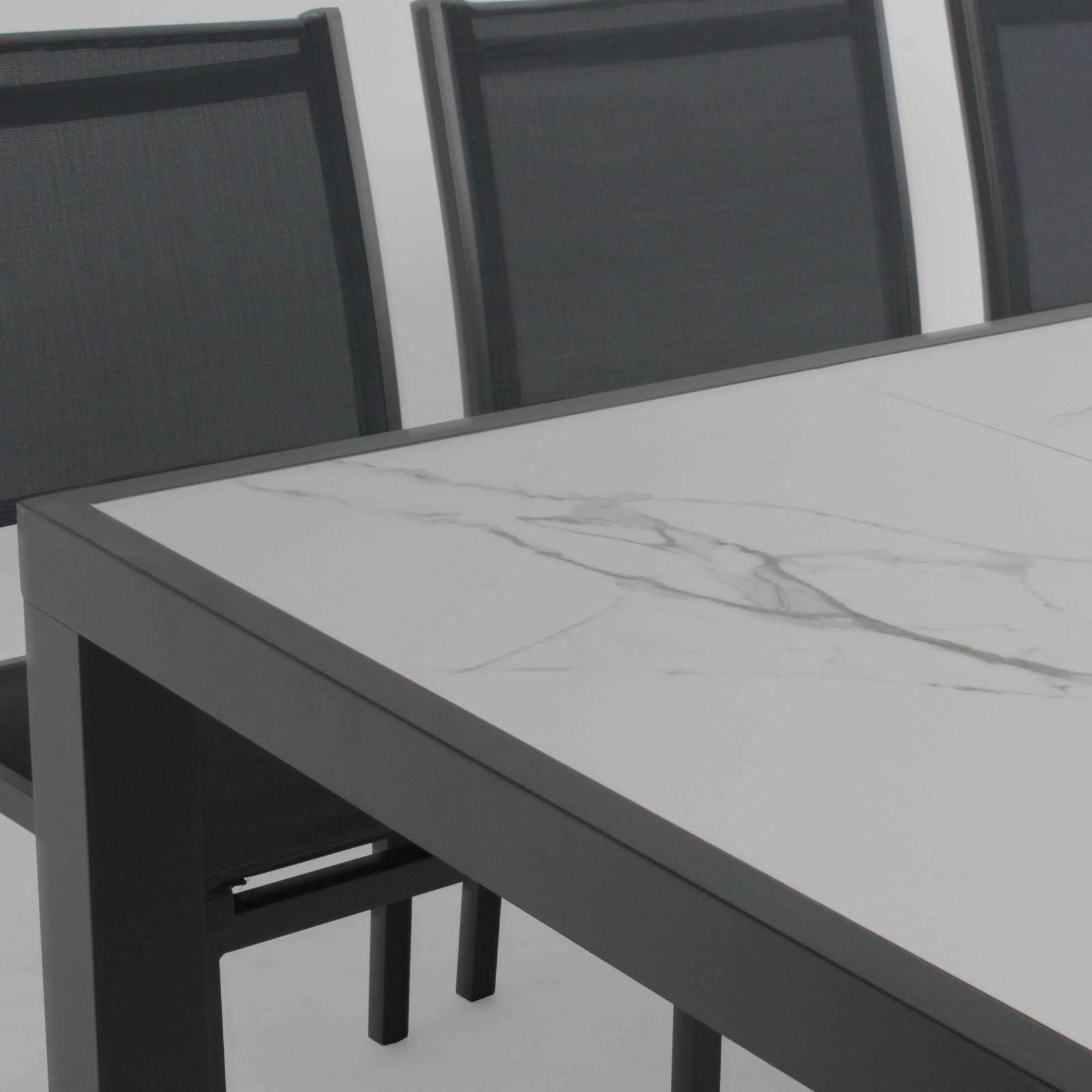 Table de jardin en céramique effet marbre 230 x 95 cm avec 8 chaises sans accoudoirs et 2 chaises avec accoudoirs