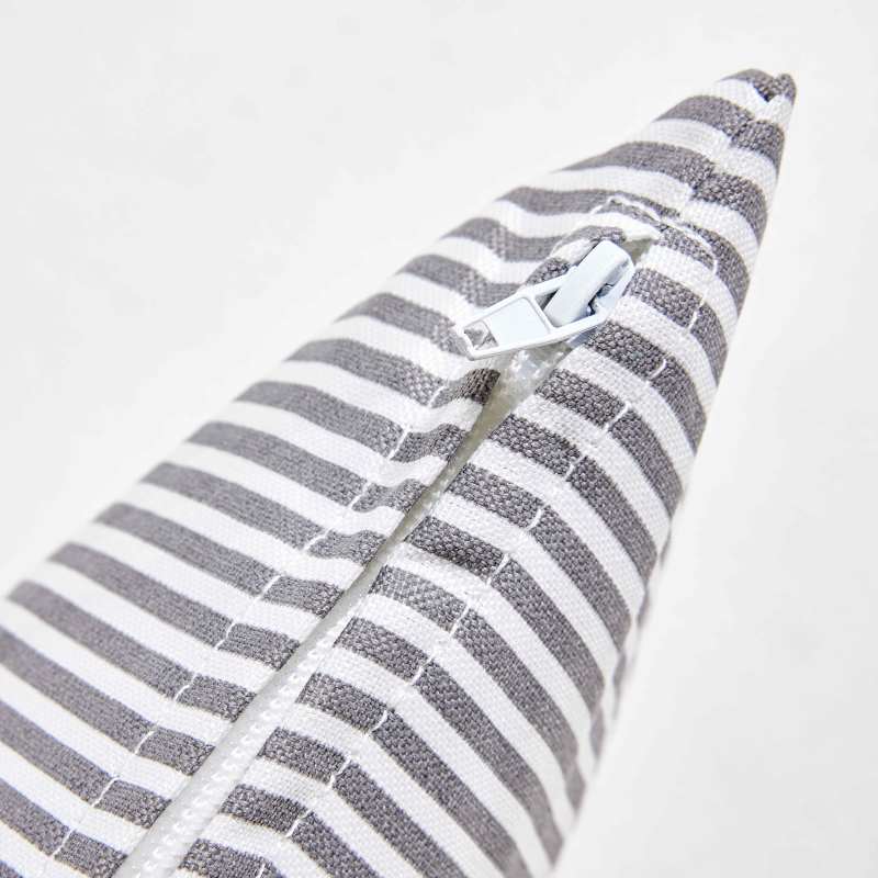 Lot de 2 coussins carrés d'extérieur déhoussables 45 x 45 cm (2/3)