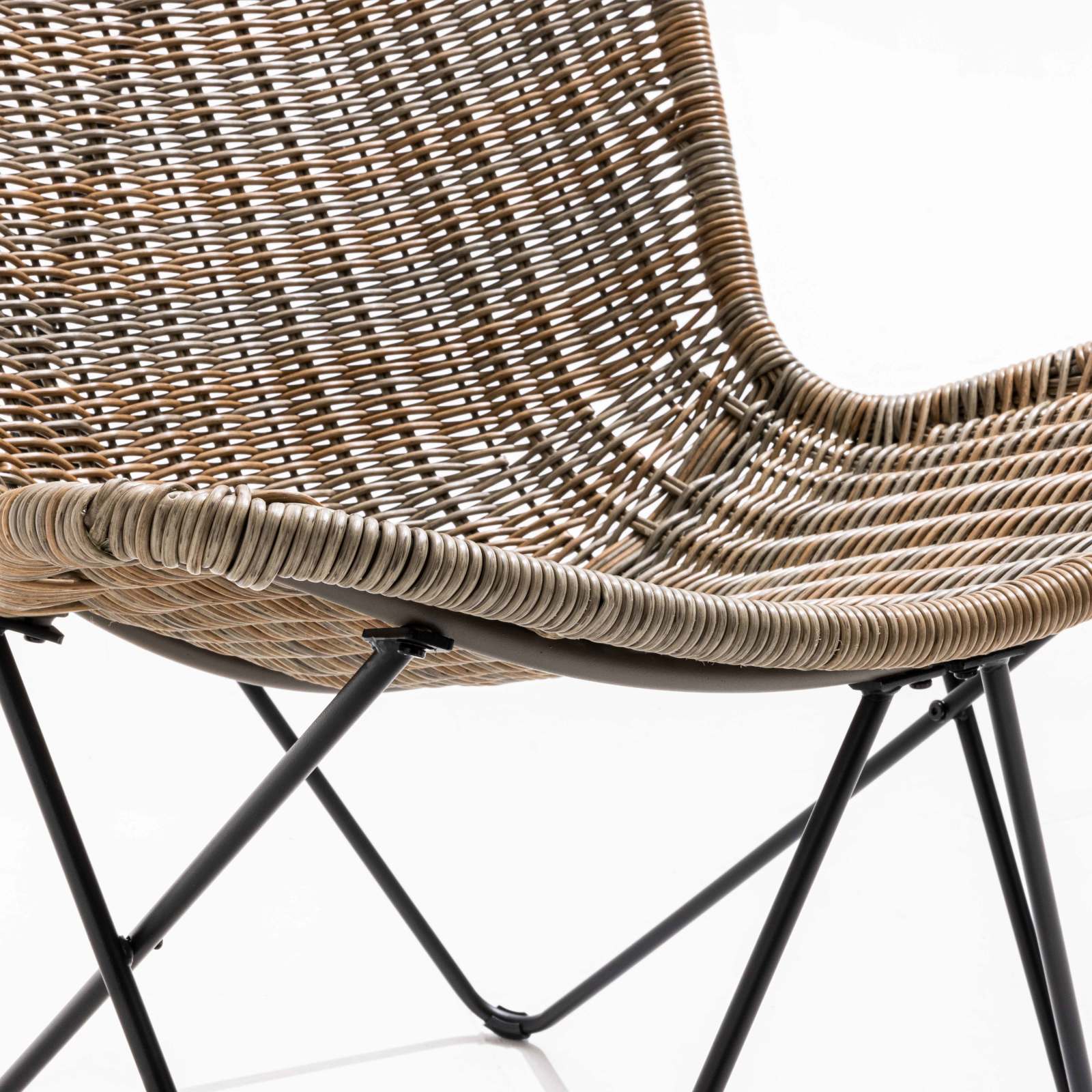 Lot de 2 chaises de jardin en résine tressée et une table basse