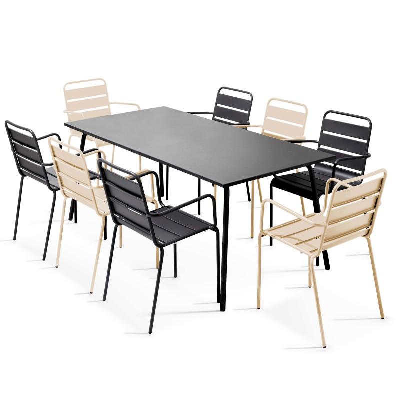 Table de jardin rectangulaire 180 x 90 cm et 8 chaises dépareillés avec accoudoirs en métal