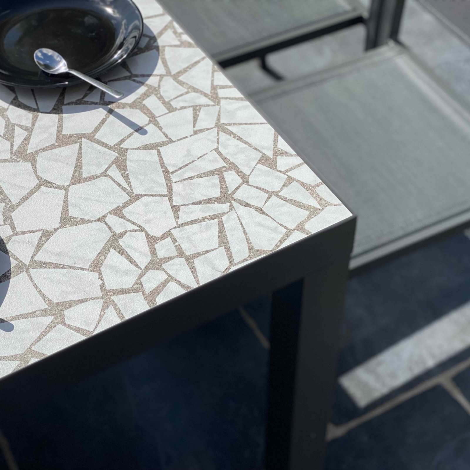 Table de jardin en céramique effet mozaic 182 x 121 cm avec 10 chaises