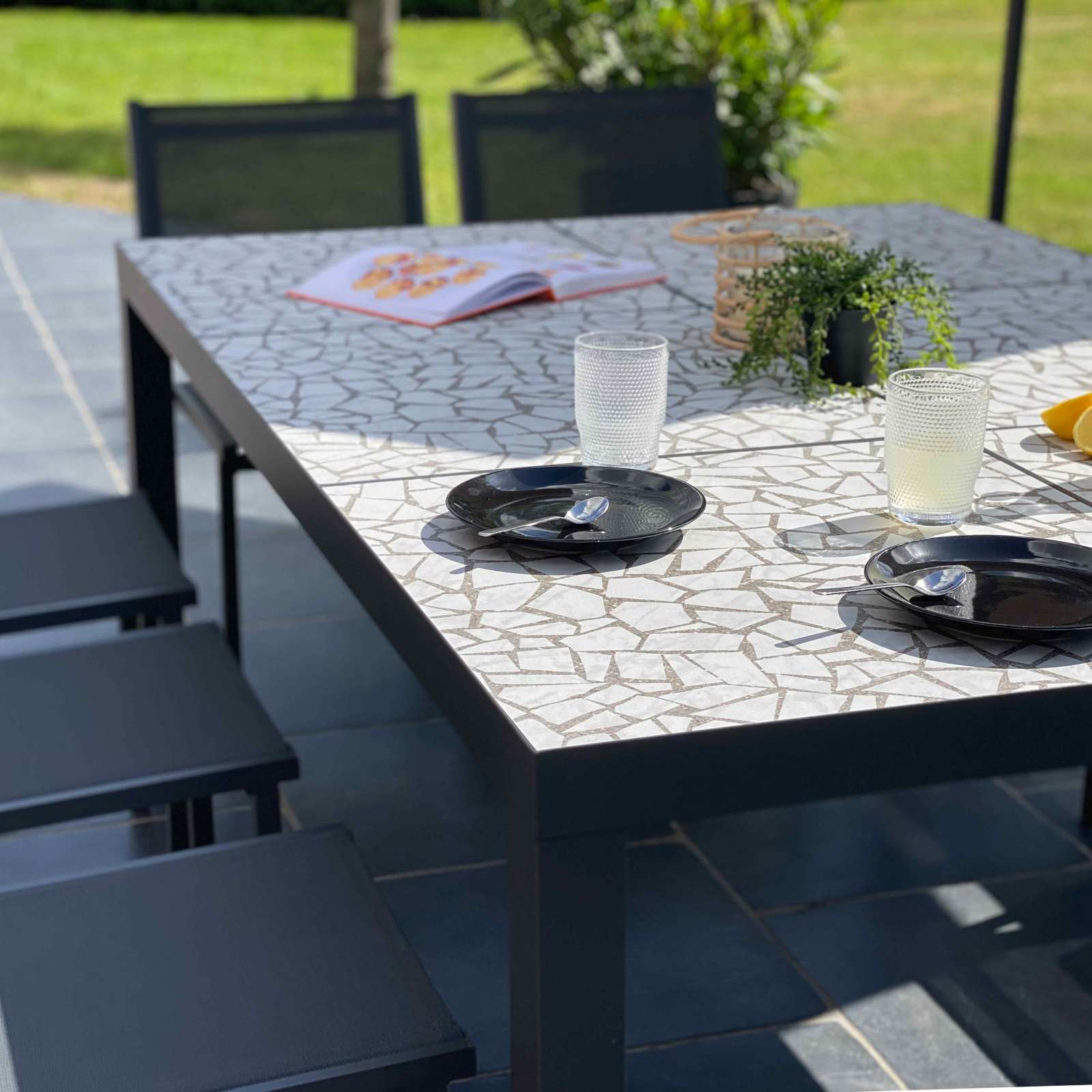 Table de jardin en céramique effet mozaic 182 x 121 cm avec 10 chaises